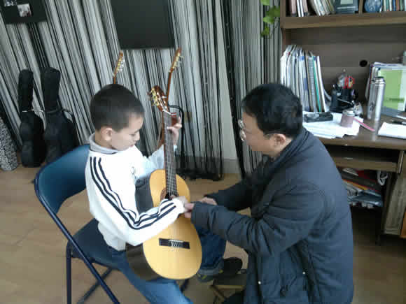 谢乾隆在沈阳刘巍古典吉他培训教室为学生授课